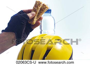 Banco de Imagem - biker,  segurando, 
 granola-bar. 
fotosearch - busca 
de fotos, imagens 
e clipart