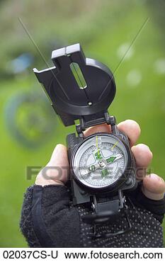Banco de Imagem - mountainbikers', 
 compasso. fotosearch 
- busca de fotos, 
imagens e clipart
