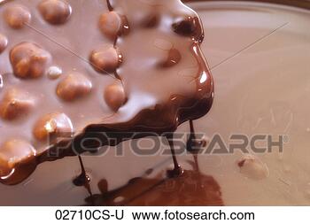 Banco de Imagem - chocolate,  barzinhos, 
 avelãs,  mergulhado. 
fotosearch - busca 
de fotos, imagens 
e clipart