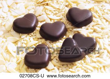 Banco de Imagem - chocolate,  corações, 
 amêndoa,  lascas. 
fotosearch - busca 
de fotos, imagens 
e clipart
