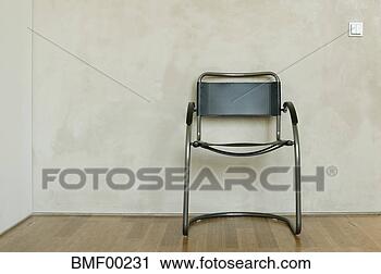 Arquivo de Fotografia - cadeira,  frente, 
 cinzento,  parede. 
fotosearch - busca 
de fotos, imagens 
e clipart