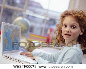 Arquivo Fotográficos - menina,  laptop, 
 retrato. fotosearch 
- busca de fotos, 
imagens e clipart