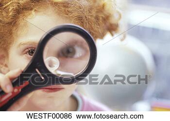 Banco de Imagem - menina,  magifying, 
 vidro. fotosearch 
- busca de fotos, 
imagens e clipart
