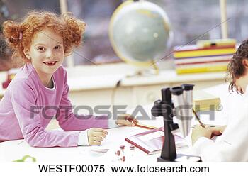 Banco de Imagem - menino,  menina, 
 sentando,  microscópio, 
 sorrindo. fotosearch 
- busca de fotos, 
imagens e clipart