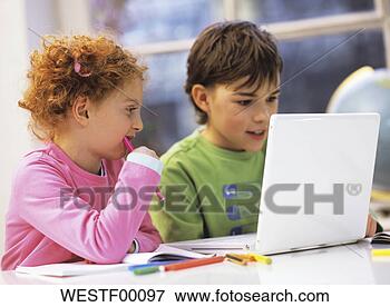 Foto - menino,  menina, 
 usando,  laptop. 
fotosearch - busca 
de fotos, imagens 
e clipart