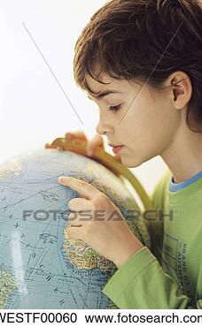 Arquivo de Fotografias - menino,  olhar, 
 globo,  lado, 
 vista. fotosearch 
- busca de fotos, 
imagens e clipart