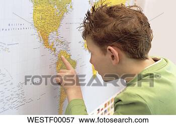 Foto - menino,  olhar, 
 mundo,  mapa, 
 close-up. fotosearch 
- busca de fotos, 
imagens e clipart