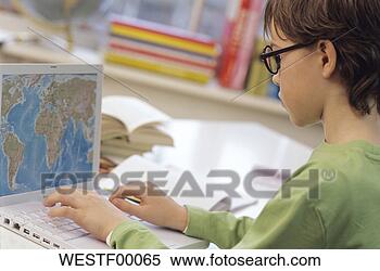 Banco de Imagem - menino,  usando, 
 laptop,  lado, 
 vista. fotosearch 
- busca de fotos, 
imagens e clipart