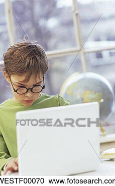 Arquivo de Fotografias - menino,  usando, 
 laptop. fotosearch 
- busca de fotos, 
imagens e clipart