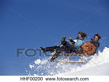 Arquivo de Fotografias - jovem,  par,  
trenó,  pular, 
 lado,  vista. 
fotosearch - busca 
de fotos, imagens 
e clipart