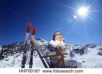 Foto - mulher,   sentando, 
  deckchair,  
 neve,   alpes, 
  sorrindo. fotosearch 
- busca de fotos, 
imagens e clipart