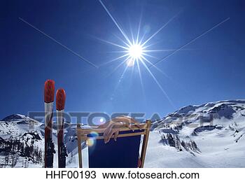 Banco de Imagem - pessoa,  sentando, 
 deckchair,  alpes, 
 inverno. fotosearch 
- busca de fotos, 
imagens e clipart