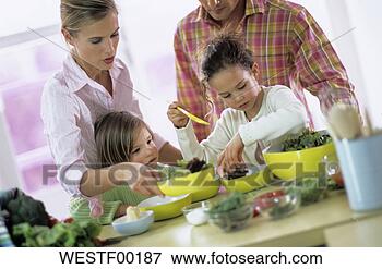 Foto - família,  cozinha, 
 preparar,  salada, 
 crianças. fotosearch 
- busca de fotos, 
imagens e clipart