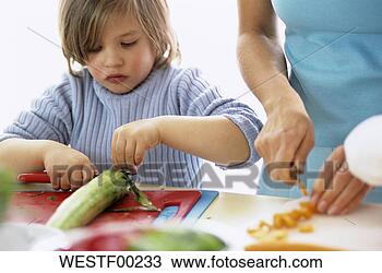 Banco de Imagem - mãe,  corte,  
legumes,  close-up. 
fotosearch - busca 
de fotos, imagens 
e clipart