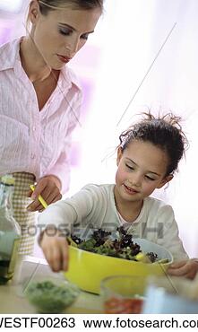 Banco de Imagem - mãe,  filha,  
preparar,  salada. 
fotosearch - busca 
de fotos, imagens 
e clipart