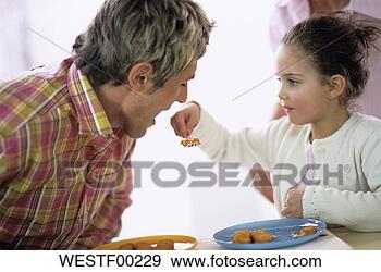 Arquivo Fotográficos - menina,  alimentação, 
 pai,  peixe, 
 varas. fotosearch 
- busca de fotos, 
imagens e clipart