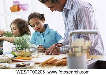 Banco de Imagem - pai,  crianças, 
 preparar,  refeição. 
fotosearch - busca 
de fotos, imagens 
e clipart
