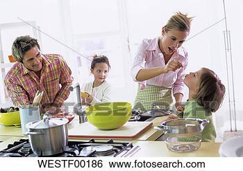 Banco de Imagem - pais,  crianças, 
 cozinha. fotosearch 
- busca de fotos, 
imagens e clipart
