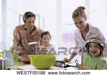 Banco de Imagem - pais,  crianças, 
 cozinha. fotosearch 
- busca de fotos, 
imagens e clipart