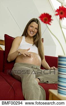 Banco de Imagem - mulher,   aplicando, 
  creme,   barriga, 
  baixo,   ângulo, 
  vista. fotosearch 
- busca de fotos, 
imagens e clipart