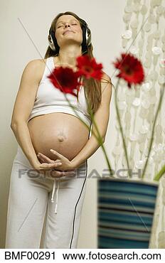 Arquivo de Fotografia - mulher,  desgastar, 
 cabeça,  telefones, 
 sorrindo. fotosearch 
- busca de fotos, 
imagens e clipart