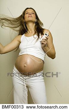 Banco de Imagem - mulher,  escutar, 
 mp3,  jogador, 
 close-up. fotosearch 
- busca de fotos, 
imagens e clipart