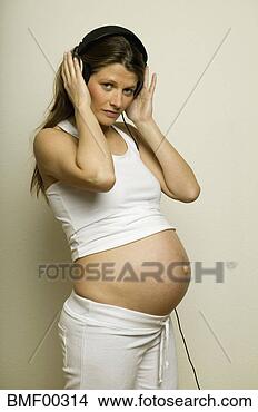Banco de Imagem - mulher,  escutar, 
 música,  retrato. 
fotosearch - busca 
de fotos, imagens 
e clipart