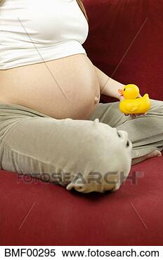 Banco de Imagem - mulher,  segurando, 
 borracha,  pato, 
 baixo,  seção. 
fotosearch - busca 
de fotos, imagens 
e clipart