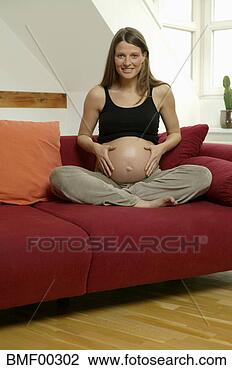 Banco de Imagem - mulher,  sentando, 
 sofá,  sorrindo, 
 retrato. fotosearch 
- busca de fotos, 
imagens e clipart