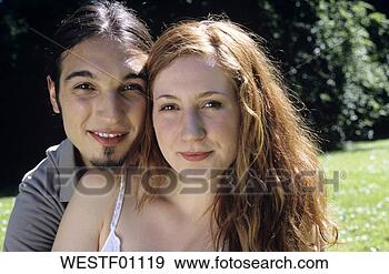 Arquivo Fotográficos - jovem,  abraçar, 
 jovem,  mulher, 
 retrato,  close-up. 
fotosearch - busca 
de fotos, imagens 
e clipart