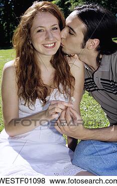 Banco de Imagem - jovem,  jovem, 
 mulher,  jardim, 
 close-up. fotosearch 
- busca de fotos, 
imagens e clipart