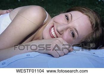 Banco de Imagem - jovem,  mulher, 
 mentindo,  peito, 
 sorrindo,  close-up. 
fotosearch - busca 
de fotos, imagens 
e clipart