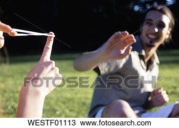 Banco de Imagem - jovem,  mulher, 
 segurando,  slingshot, 
 jovem,  jardim, 
 foco,  mão. fotosearch 
- busca de fotos, 
imagens e clipart