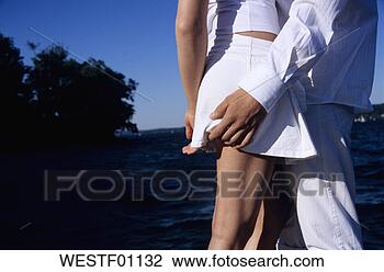 Banco de Imagem - jovem,  par,  
ficar,  lago, 
 meio,  seção, 
 lado,  vista. 
fotosearch - busca 
de fotos, imagens 
e clipart