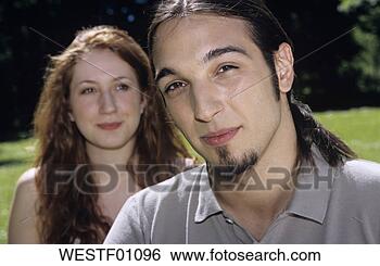 Banco de Imagem - jovem,  par,  
jardim,  foco, 
 primeiro plano, 
 close-up. fotosearch 
- busca de fotos, 
imagens e clipart