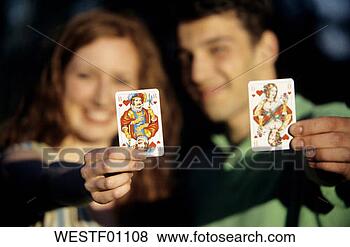 Banco de Imagem - jovem,   par, 
  mostrando,  
 tocando,   cartões, 
  foco,   cartões. 
fotosearch - busca 
de fotos, imagens 
e clipart