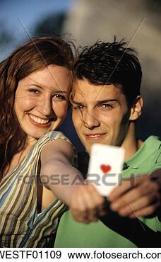 Arquivo Fotográficos - jovem,   par, 
  mostrando,  
 ás,   corações, 
  foco,   par, 
  fundo. fotosearch 
- busca de fotos, 
imagens e clipart