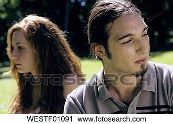 Arquivo de Fotografia - jovem,  par,  
sentando,  jardim, 
 foco,  primeiro 
plano,  close-up. 
fotosearch - busca 
de fotos, imagens 
e clipart
