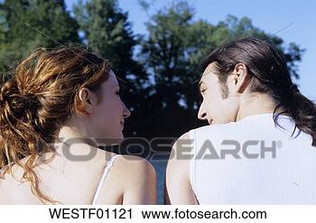 Arquivo de Fotografia - jovem,   par, 
  sentando,   
jardim,   olhar, 
  cada,   outro, 
  parte. fotosearch 
- busca de fotos, 
imagens e clipart