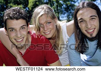Banco de Imagem - jovem,  pessoas, 
 abraçar,  olhar, 
 câmera. fotosearch 
- busca de fotos, 
imagens e clipart