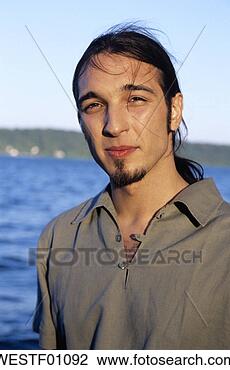 Banco de Imagem - jovem,  retrato, 
 olhar,  câmera. 
fotosearch - busca 
de fotos, imagens 
e clipart