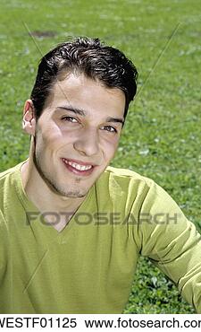 Banco de Imagem - jovem,  sentando, 
 capim,  retrato, 
 close-up. fotosearch 
- busca de fotos, 
imagens e clipart