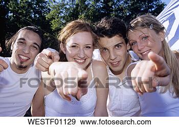 Arquivo Fotográficos - quatro,  jovem, 
 pessoas,  mostrando, 
 dedo,  close-up, 
 retrato. fotosearch 
- busca de fotos, 
imagens e clipart