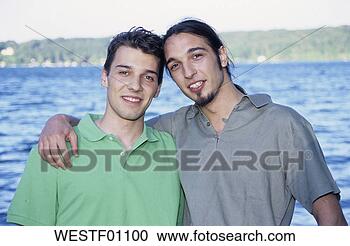 Arquivo de Fotografias - retrato,  dois, 
 jovem,  men, 
 ficar,  praia, 
 close-up. fotosearch 
- busca de fotos, 
imagens e clipart