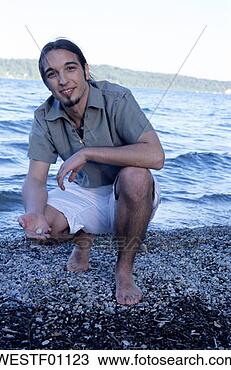 Banco de Imagem - retrato,  jovem, 
 crouching,  praia, 
 close-up. fotosearch 
- busca de fotos, 
imagens e clipart