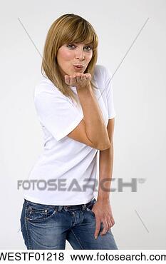 Jovem, mulher, soprando, beijo, retrato
Ampliar Foto Banco de Imagem - jovem, mulher,
soprando, beijo,
retrato. fotosearch
- busca de fotos,
imagens e clipart