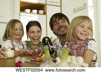Banco de Imagem - familiy,  cozinha, 
 tocando,  crianças. 
fotosearch - busca 
de fotos, imagens 
e clipart
