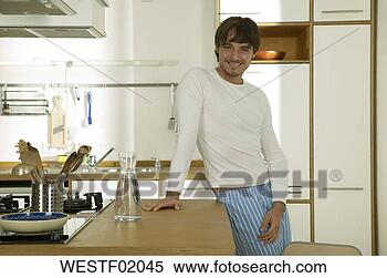 Banco de Imagem - jovem,  ficar, 
 cozinha,  sorrindo, 
 retrato. fotosearch 
- busca de fotos, 
imagens e clipart