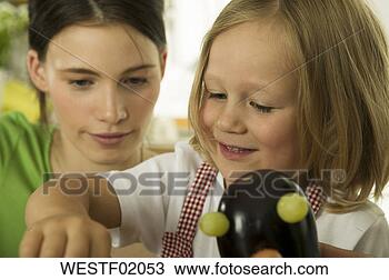 Banco de Imagem - mãe,  tocando, 
 filha,  cozinha. 
fotosearch - busca 
de fotos, imagens 
e clipart