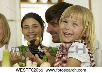 Banco de Imagem - pais,  crianças, 
 tocando,  cozinha, 
 sorrindo. fotosearch 
- busca de fotos, 
imagens e clipart